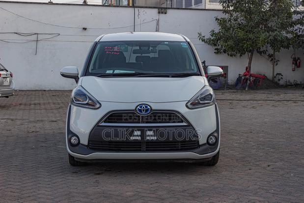 Toyota Sienta 1.5 Hybrid FWD 2018 Off white