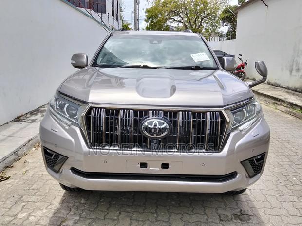 Toyota Land Cruiser Prado 2022 Silver