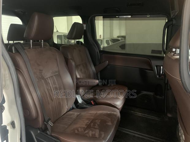 Toyota Esquire 2.0 FWD (7 seater) 2018 Off white