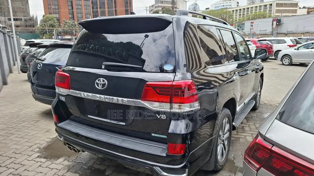 Toyota Land Cruiser 4.6 V8 ZX 2018 Black