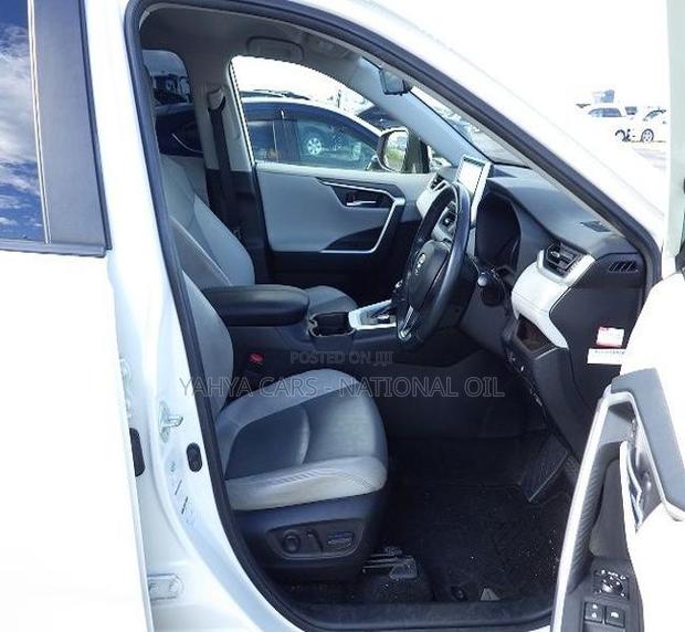 Toyota RAV4 XLE Premium AWD 2019 Pearl