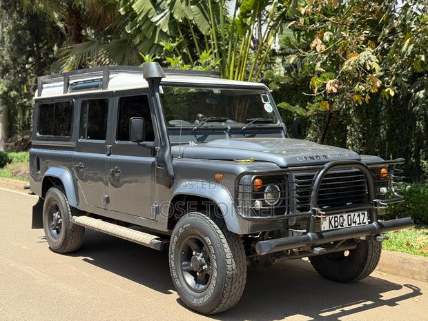 Land Rover Defender Puma 110 2.4 TD 2011 Gray