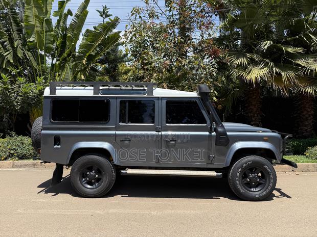 Land Rover Defender Puma 110 2.4 TD 2011 Gray