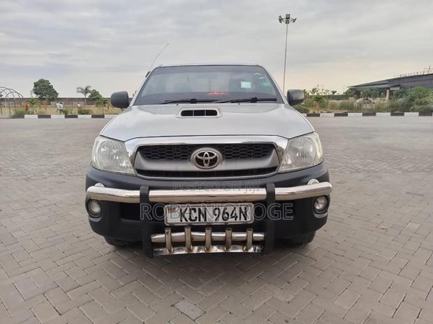 Toyota Hilux 2.5 D-4D 4X4 SRX 2011 Gold