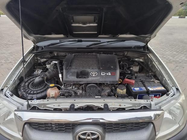 Toyota Hilux 2.5 D-4D 4X4 SRX 2011 Gold