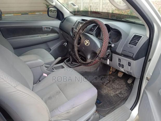 Toyota Hilux 2.5 D-4D 4X4 SRX 2011 Gold