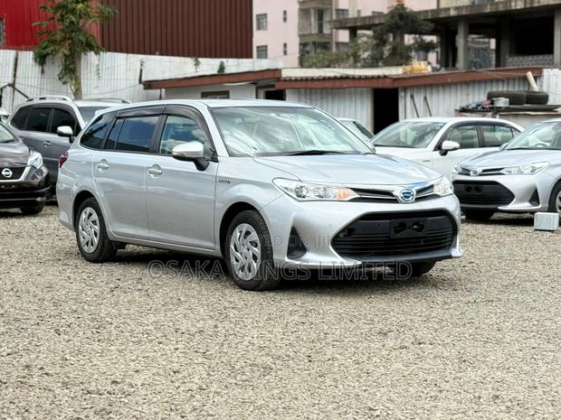 Toyota Corolla Fielder 1.5 Hybrid FWD 2018 Silver