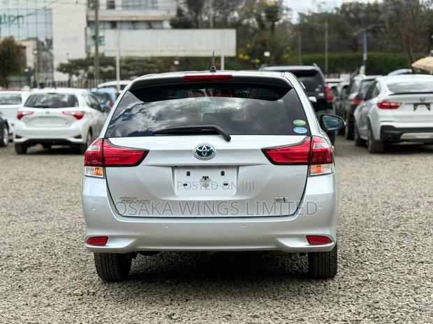 Toyota Corolla Fielder 1.5 Hybrid FWD 2018 Silver