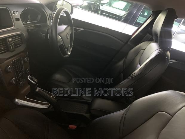 Volvo V40 2018 Red