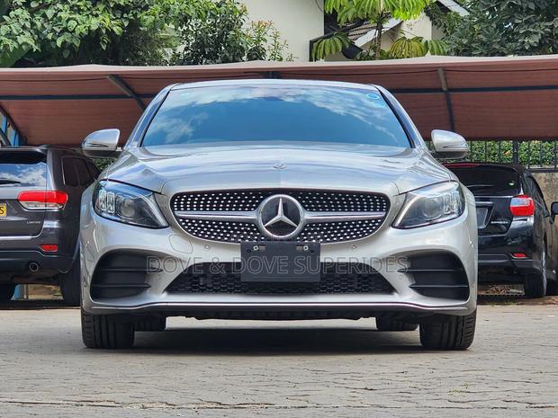 Mercedes-Benz C200 2018 Brown