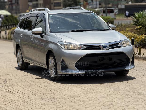 Toyota Corolla Fielder 2018 Silver