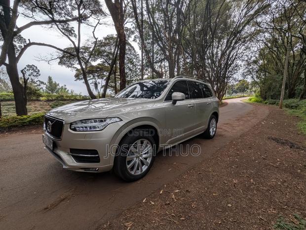 Volvo XC90 T5 Momentum AWD (2.0L 4cyl 8A) 2017 Gold