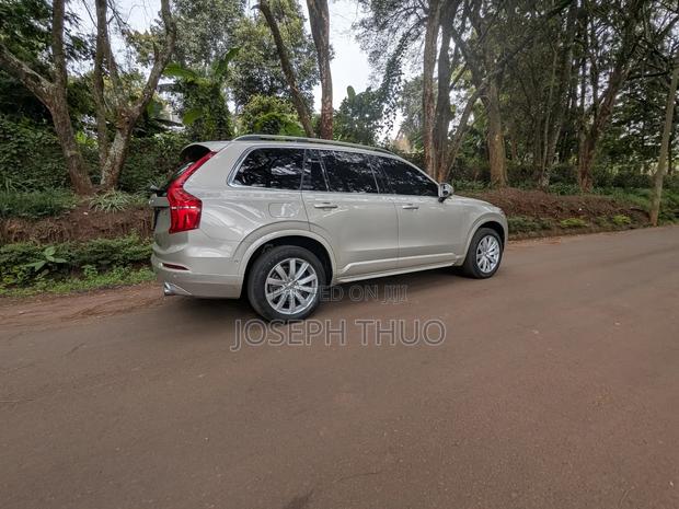 Volvo XC90 T5 Momentum AWD (2.0L 4cyl 8A) 2017 Gold
