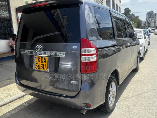 Toyota Noah 2.0 158hp FWD (7 Seater) 2013 Gray