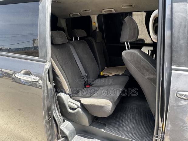 Toyota Noah 2.0 158hp FWD (7 Seater) 2013 Gray