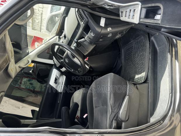 Toyota Noah 2.0 158hp FWD (7 Seater) 2013 Gray