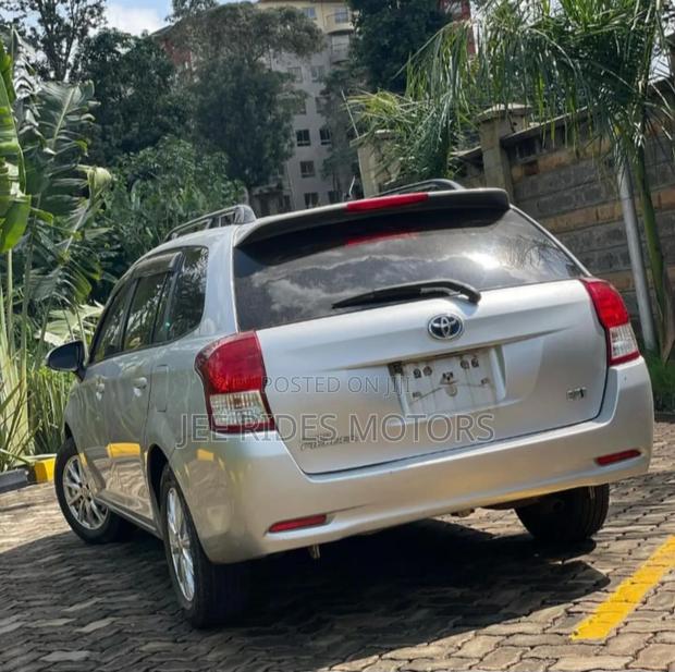 Toyota Corolla Fielder 1.5 Hybrid FWD 2015 Silver