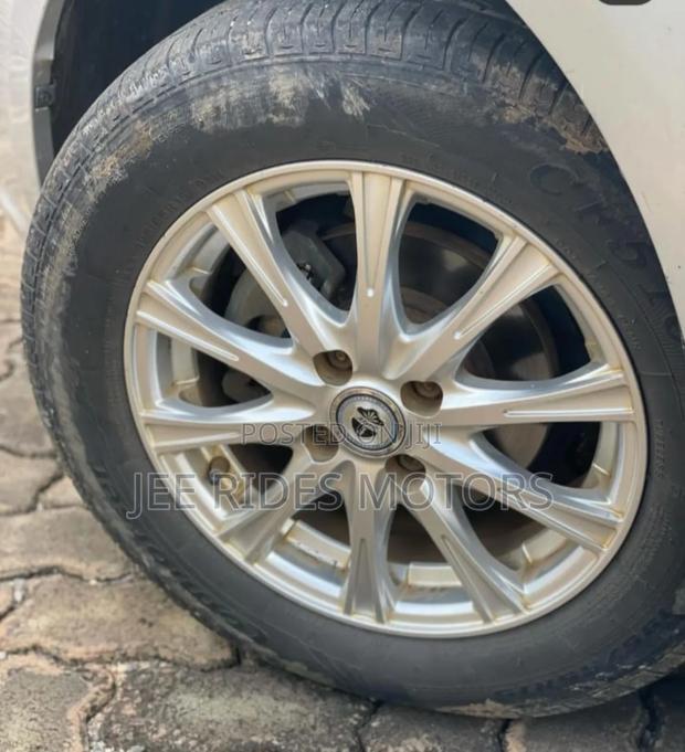 Toyota Corolla Fielder 1.5 Hybrid FWD 2015 Silver