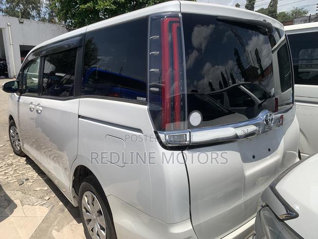 Toyota Noah 2.0 FWD (6 Seater) 2018 Off white
