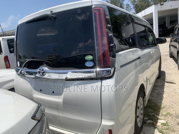 Toyota Noah 2.0 FWD (6 Seater) 2018 Off white