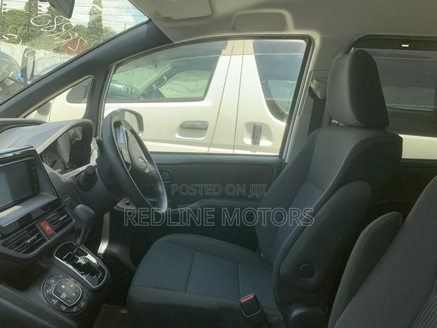 Toyota Noah 2.0 FWD (6 Seater) 2018 Off white
