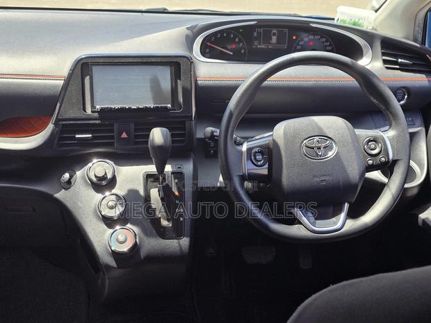 Toyota Sienta 2018 Blue