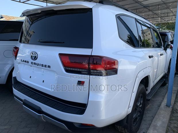 Toyota Land Cruiser LC300 2021 White