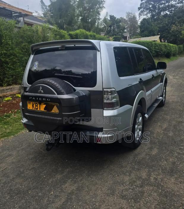 Mitsubishi Pajero 2012 Silver
