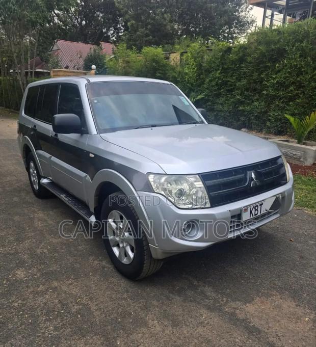 Mitsubishi Pajero 2012 Silver