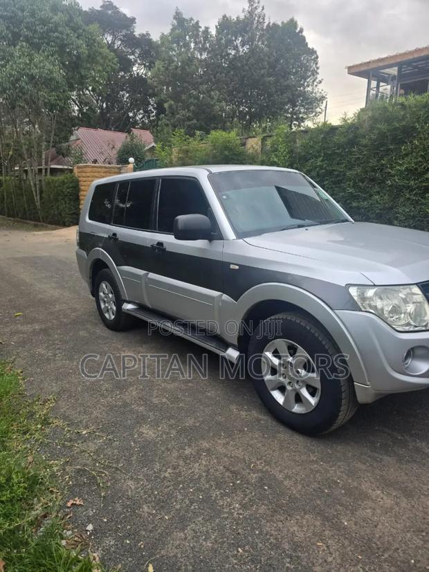 Mitsubishi Pajero 2012 Silver
