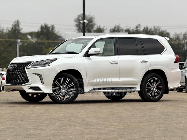 Lexus LX 570 AWD 2018 White