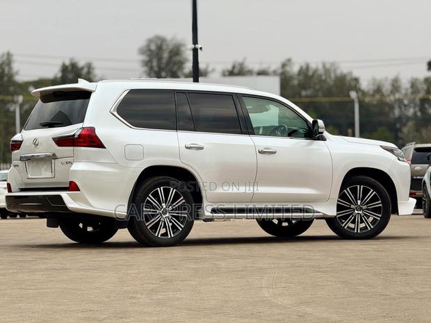Lexus LX 570 AWD 2018 White