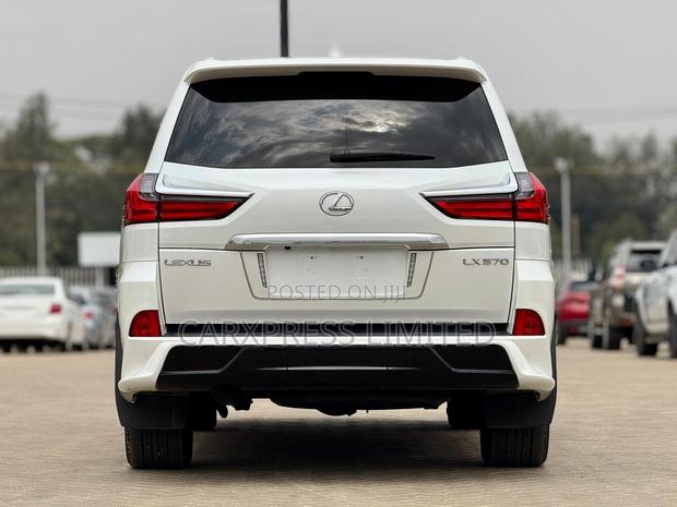 Lexus LX 570 AWD 2018 White