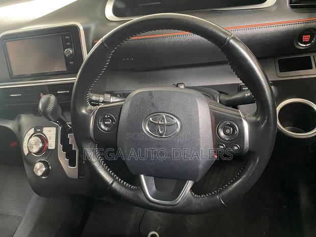 Toyota Sienta 2018 Blue