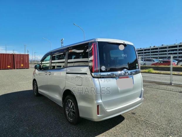 Toyota Noah 2.0 AWD (8 Seater) 2018 Silver