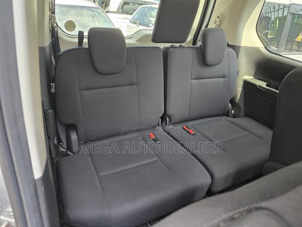 Nissan Serena 2018 Silver