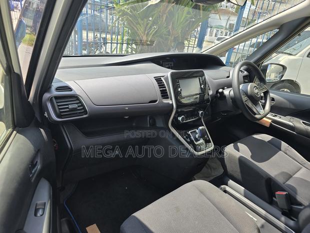 Nissan Serena 2018 Silver