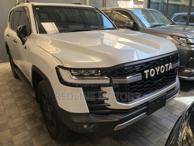 Toyota Land Cruiser LC300 2022 White
