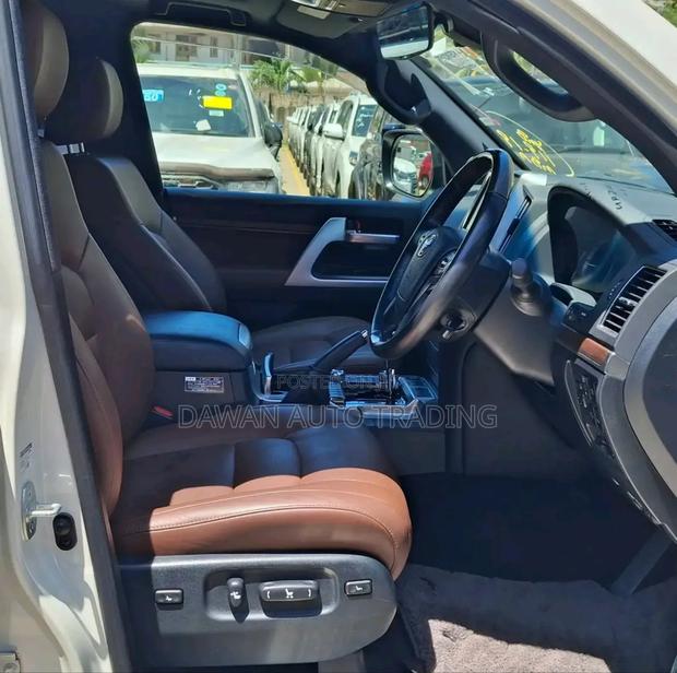 Toyota Land Cruiser 4.6 V8 ZX 2019 White