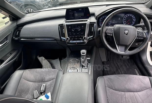 Toyota Crown 2019 White
