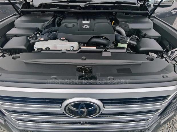 Toyota Land Cruiser LC300 2023 Silver