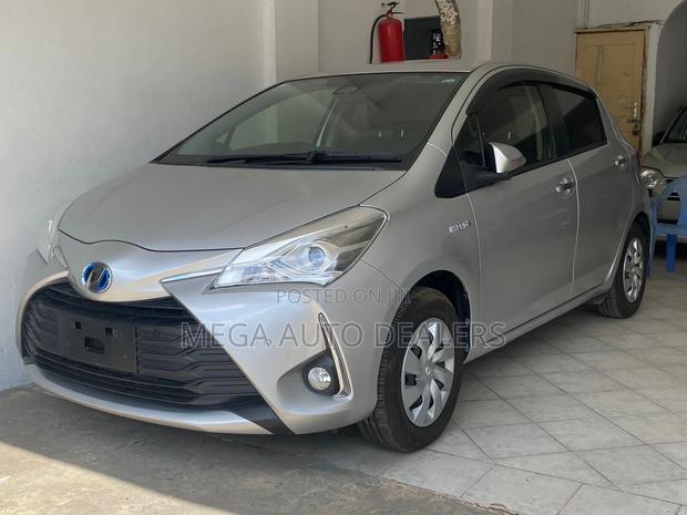 Toyota Vitz 2018 Silver