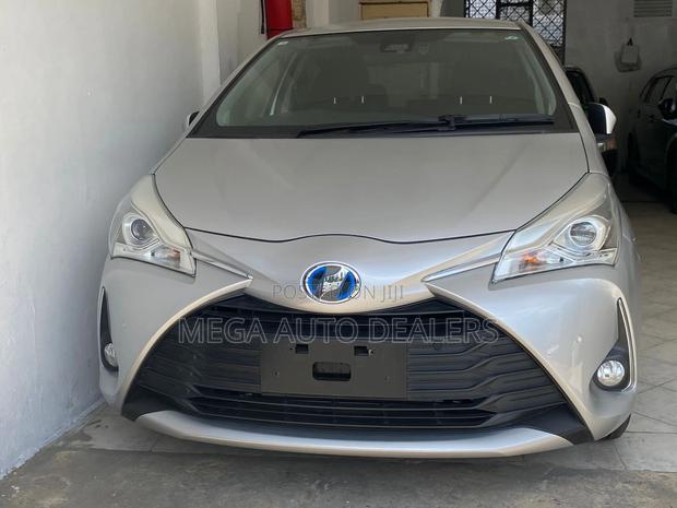 Toyota Vitz 2018 Silver