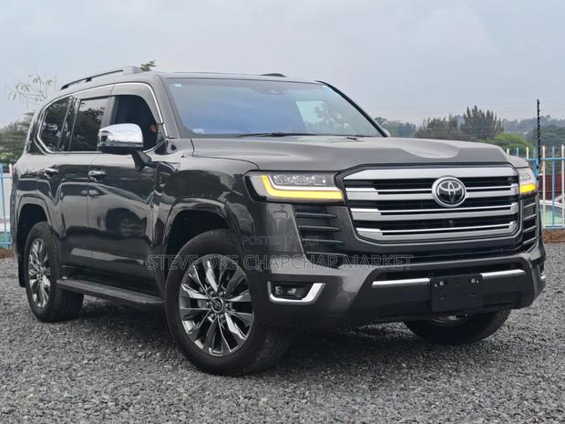 Toyota Land Cruiser LC300 2023 Silver