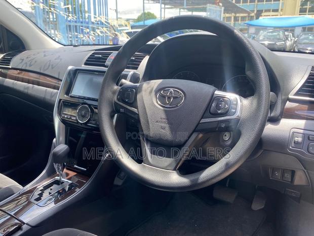 Toyota Premio 2018 Silver