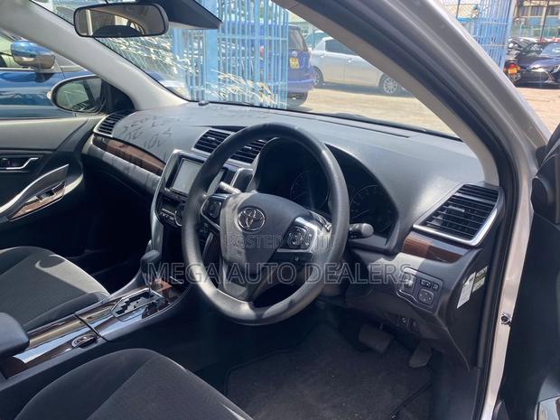 Toyota Premio 2018 Silver
