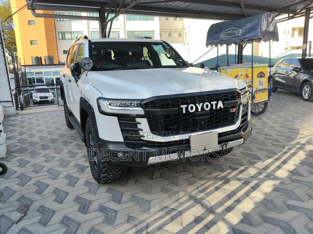 Toyota Land Cruiser Prado 2.8 2024 White