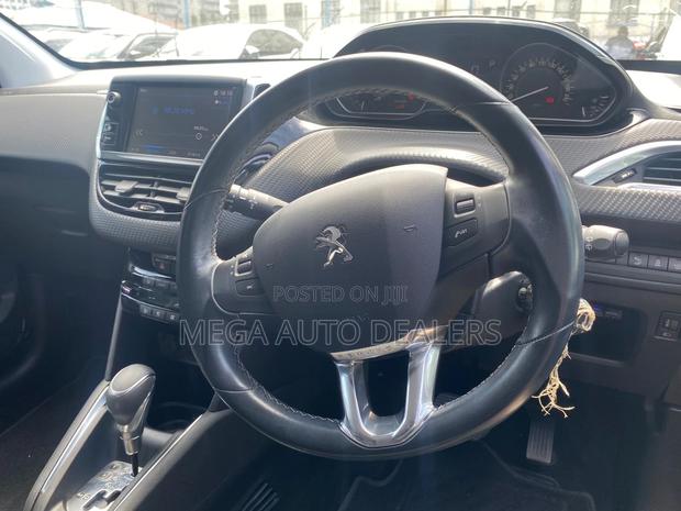 Peugeot 208 2018 Red