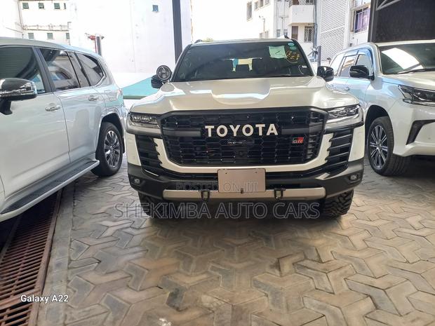 New Toyota Land Cruiser LC300 2023 White