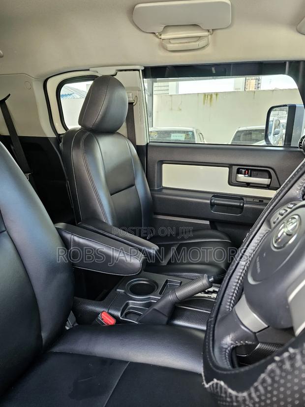 Toyota FJ Cruiser 2017 White